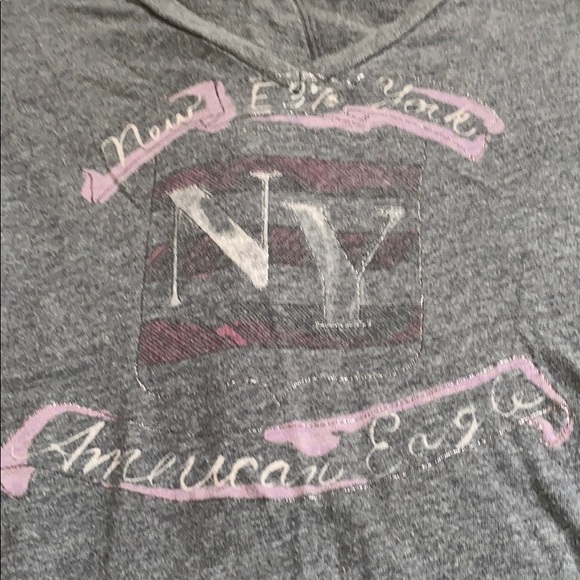 American Eagle gray v-neck NY cap sleeve t-shirt - Picture 2 of 6
